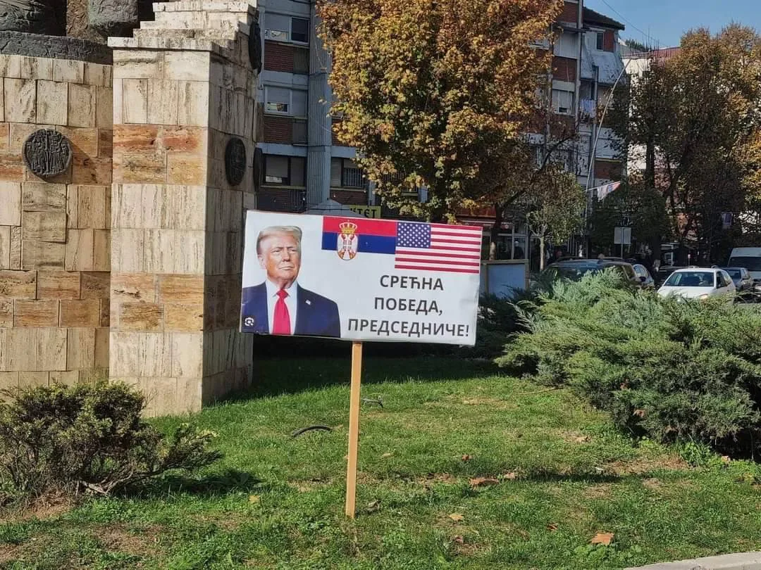 “Urime fitorja President”, serbët e veriut të Mitrovicës vendosin një pankartë me fotografin e Donald Trumpit në qendër të qytetit