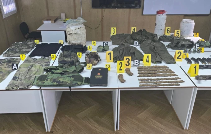 Kapen armë, municion dhe uniforma ushtarake në veri, dyshohet se lidhen me sulmin në Banjskë