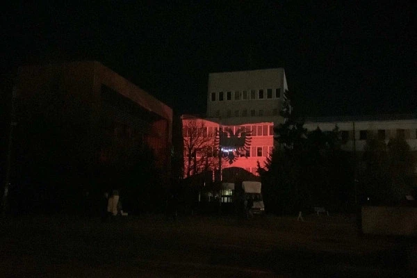 Objekti i Kuvendit të Kosovës ndriçohet me flamurin kuq e zi