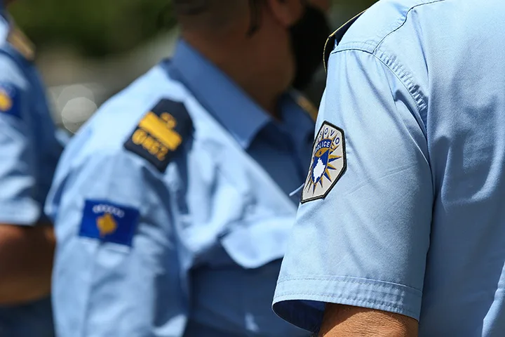Mbajti fëmiun në prehër teksa po ngaste makinën, dënohet shoferi me 400 euro gjobë