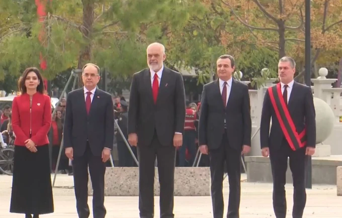 Kurti në Vlorë, krah Ramës në ngritjen e flamurit