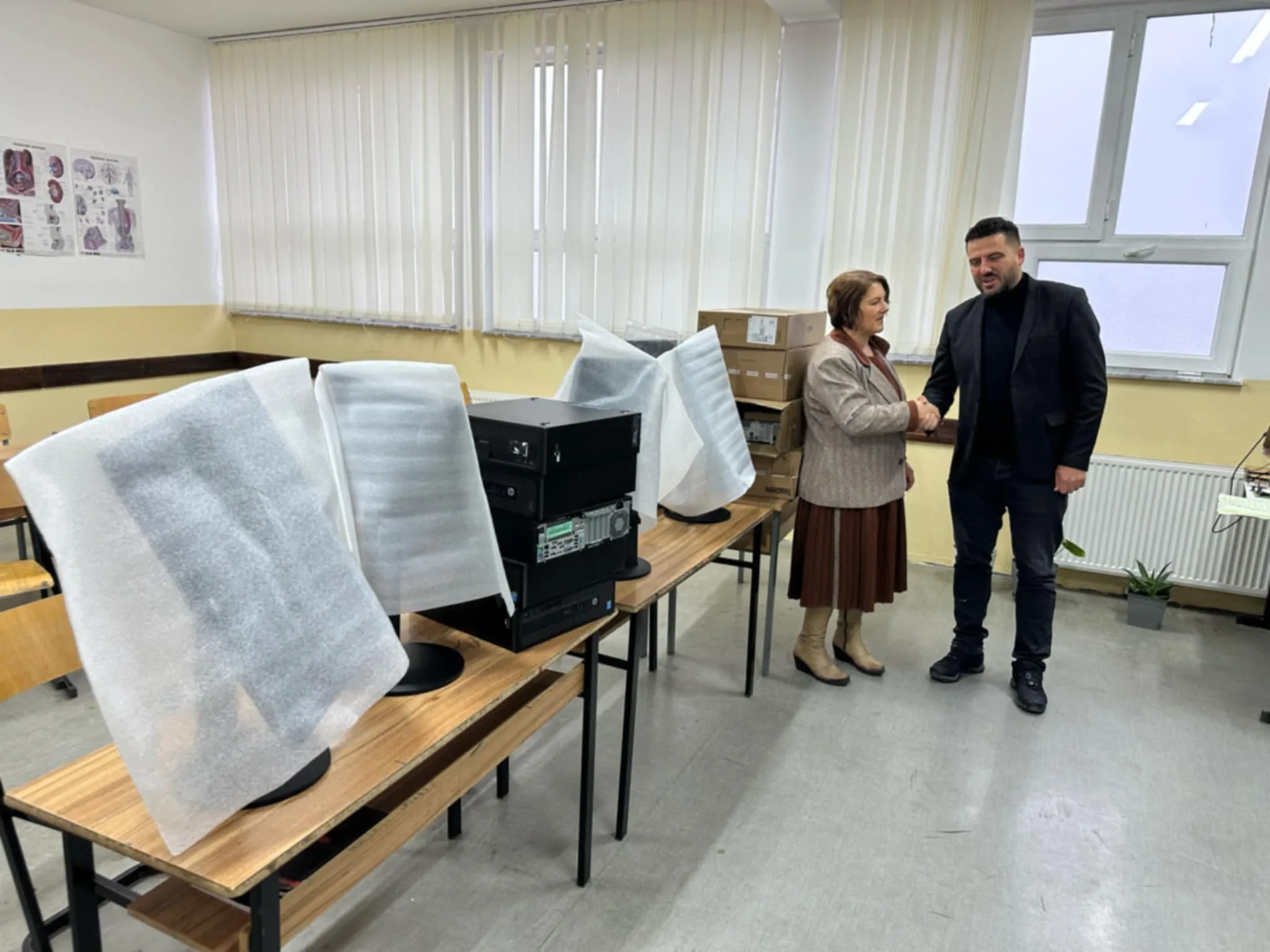 Kuvendari, Alban Bislimaj, dhuron donacion prej 5 kompjuterëve për shkollën “ Naim Frashëri” të Kobajës