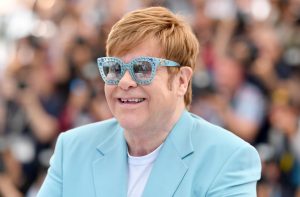 Elton John humb shikimin: Nuk mund shoh asgjë, nuk mund të lexoj asgjë