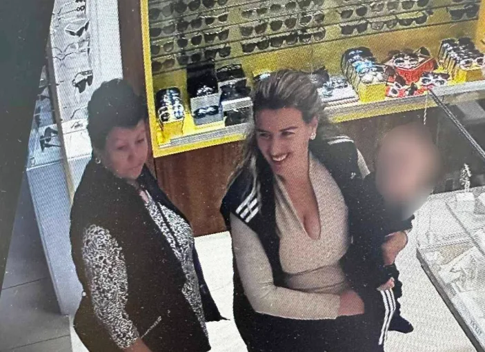 Policia kërkon ndihmë për identifikimin e dy grave që dyshohen për vjedhje