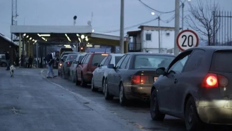 Mërgimtarët drejt vendlindjes, kolonat deri në 11 kilometra në kufirin Hungari – Serbi