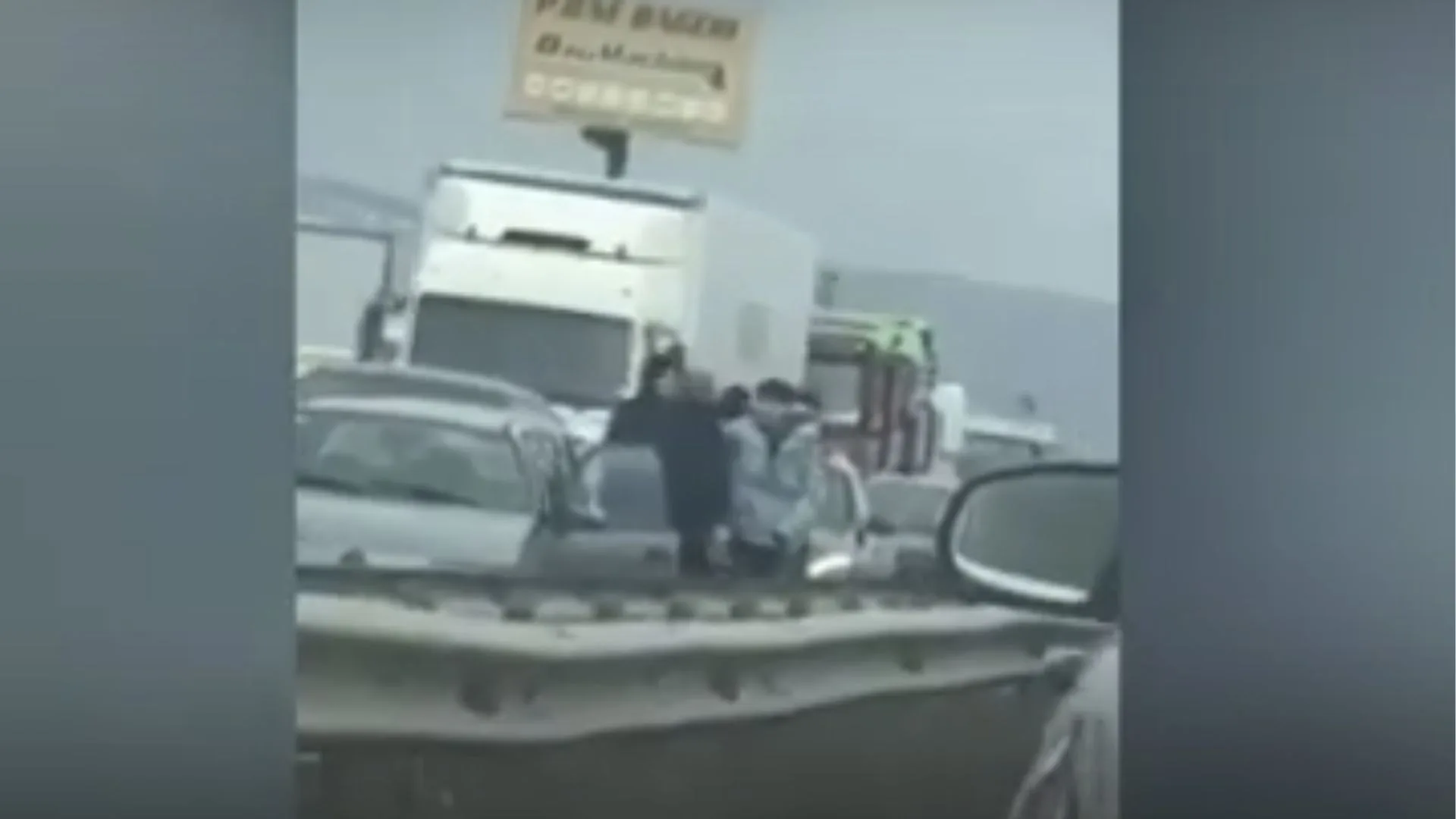 Kërset grushti në mes të Komoranit, disa person rrahen në rrugë