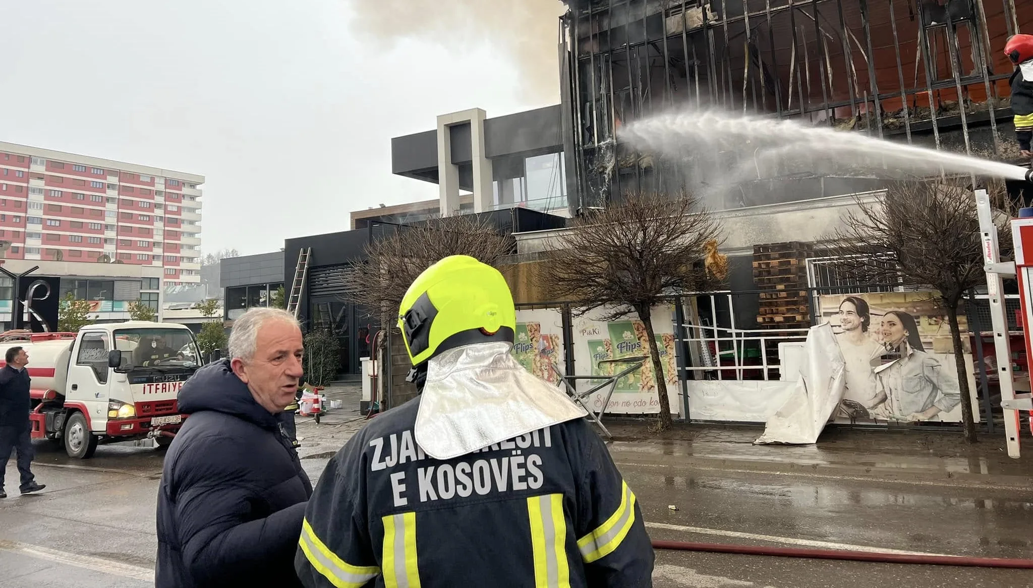 Përfshihen nga zjarri disa biznese në në Suharekë, Muharremaj në vendin e ngjarjes