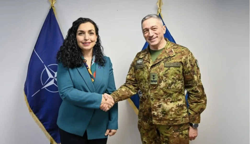 Osmani pritet nga Barduani në selinë e KFOR-it, flasin për sfidat e sigurisë