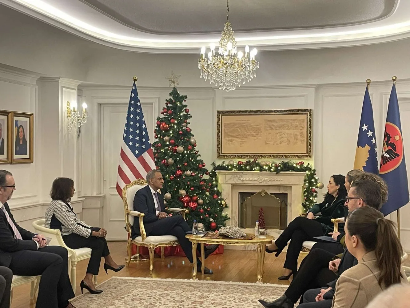 Zyrtari i lartë amerikan arrin në Kosovë, pritet në takim nga Osmani