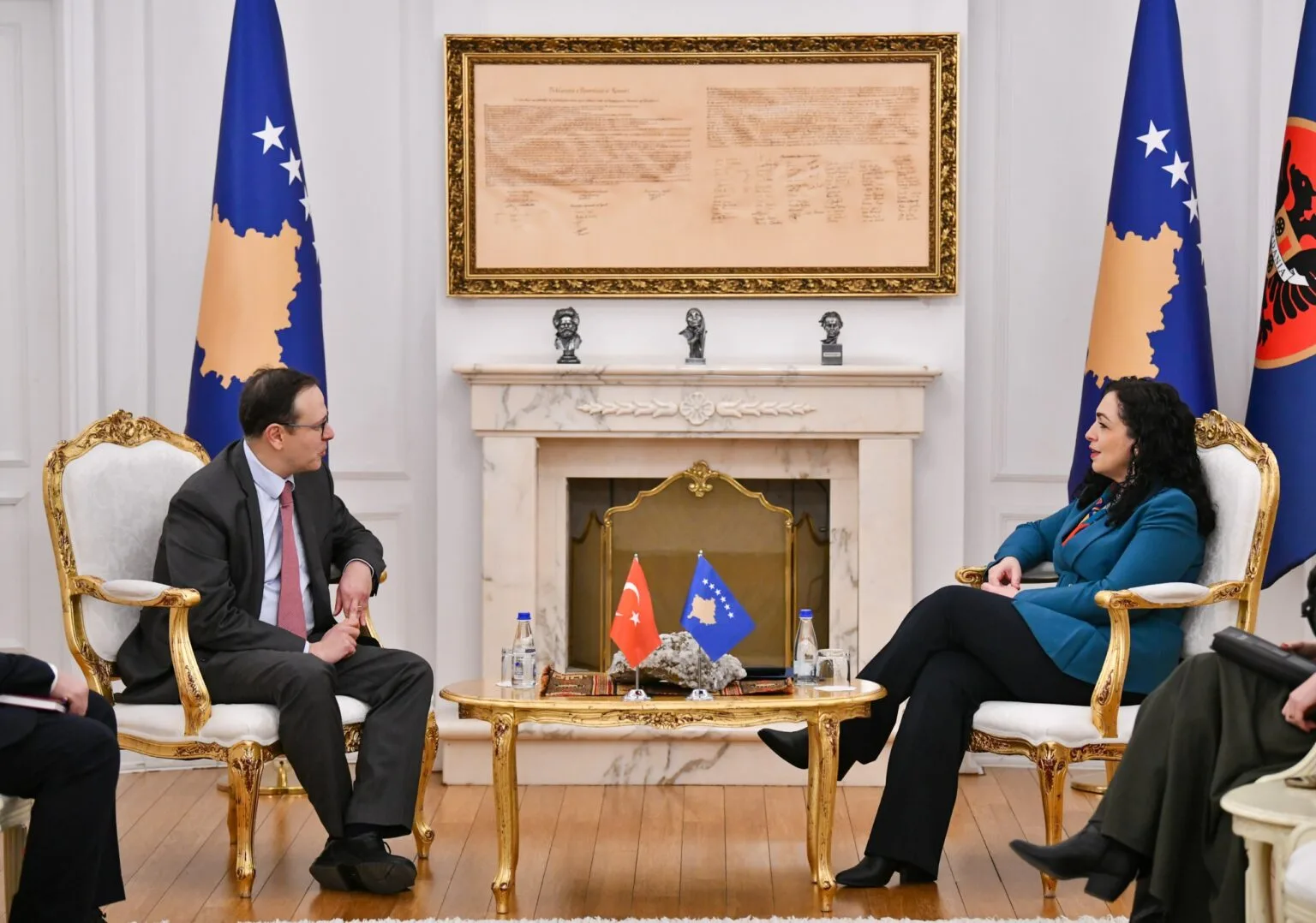 Osmani takohet me ambasadorin turk: Turqia mbetet partnere strategjike dhe mbështetëse e fuqishme e Kosovës