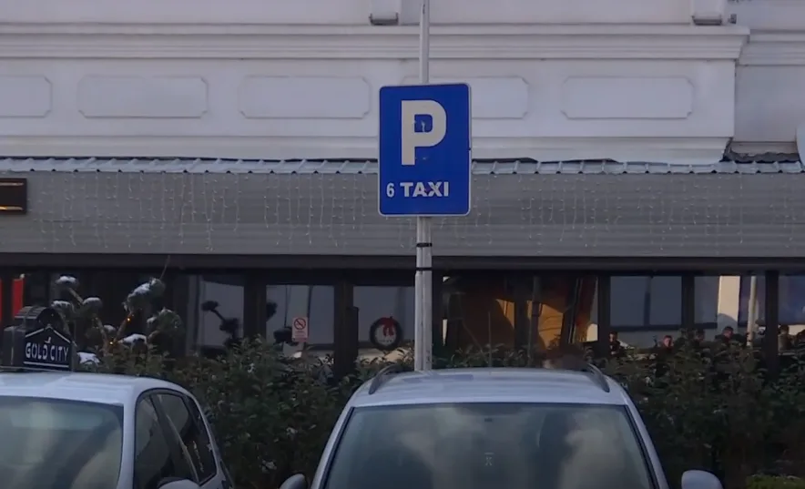 Taksistët e mllefosur rivendosin shenjën e trafikut në qendër të Prizrenit