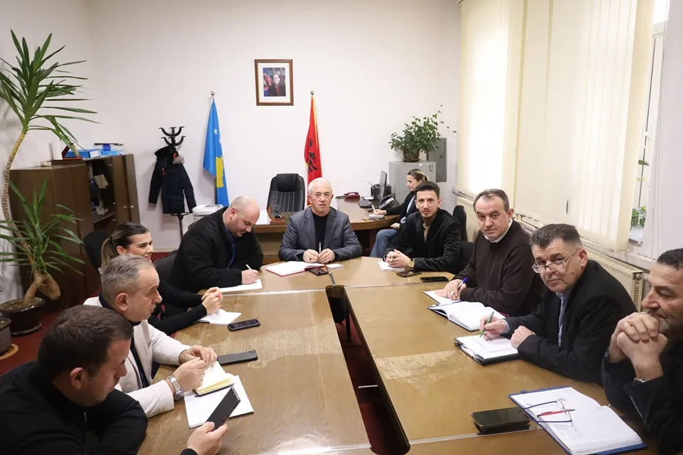 Komuna e Dragashit mban mbledhjen e parë të vitit 2025, u diskutuan projektet që do të financohen nga granti i performancës komunale