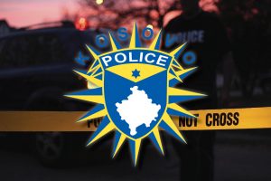 Policia gjen granata dore dhe uniforma në një shtëpi të braktisur në Zubin Potok