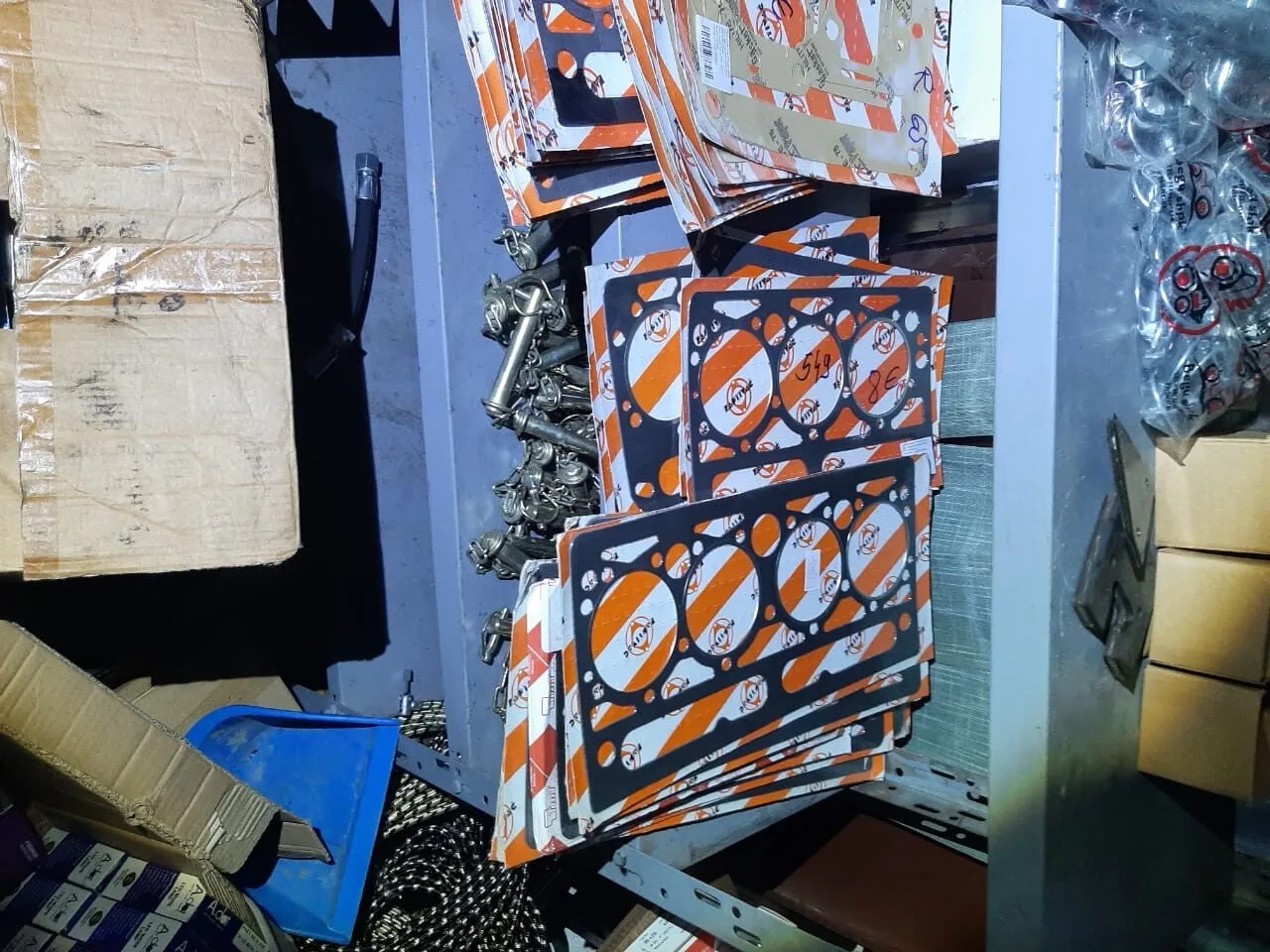 Policia gjen pjesë të veturave me prodhime serbe, në një objekt në Gjilan