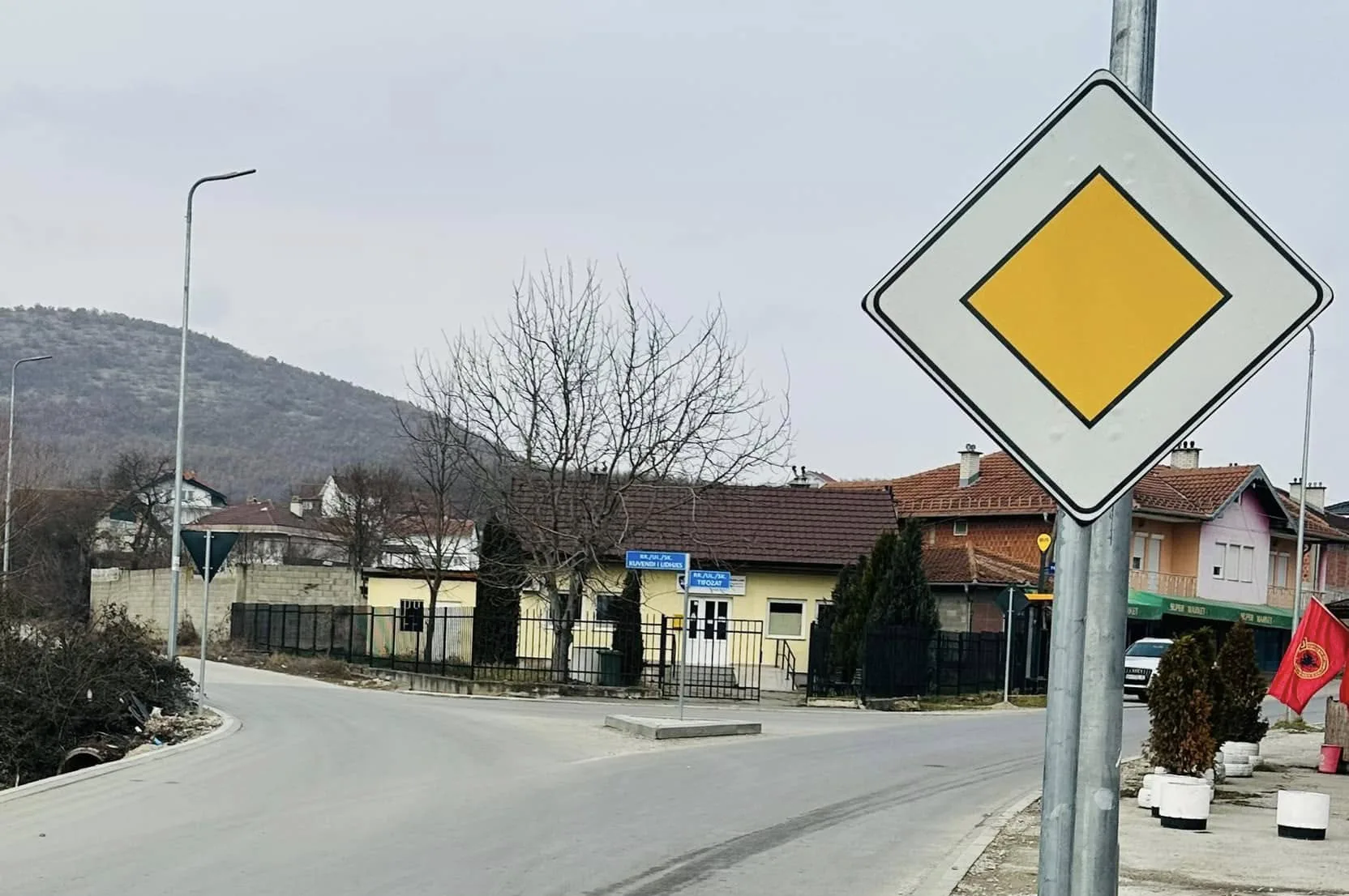 Vendosen sinjalizuesit rrugor në brendësi të fshatrave Vlashnje dhe Kobaj të Prizrenit