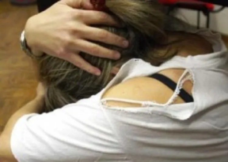 Vjehrra ushtron dhunë ndaj nuses dhe e largon nga shtëpia bashkë me nipin