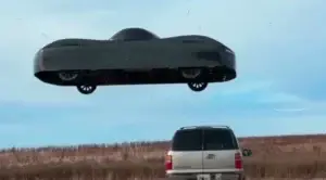 Makina e parë fluturuese e testuar me sukses: Mund të udhëtojë 322 kilometra në tokë dhe 177 në ajër