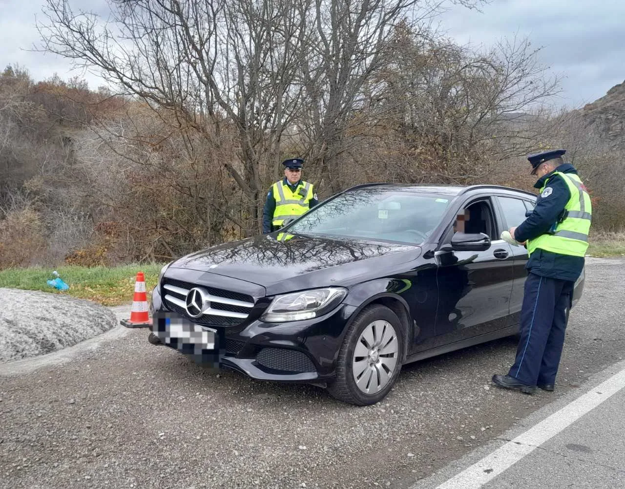 Tejkaloi në vijë të plotë, qytetari e incizoi dhe njoftoi Policinë – dënohet shoferi që shkeli rregullat e trafikut