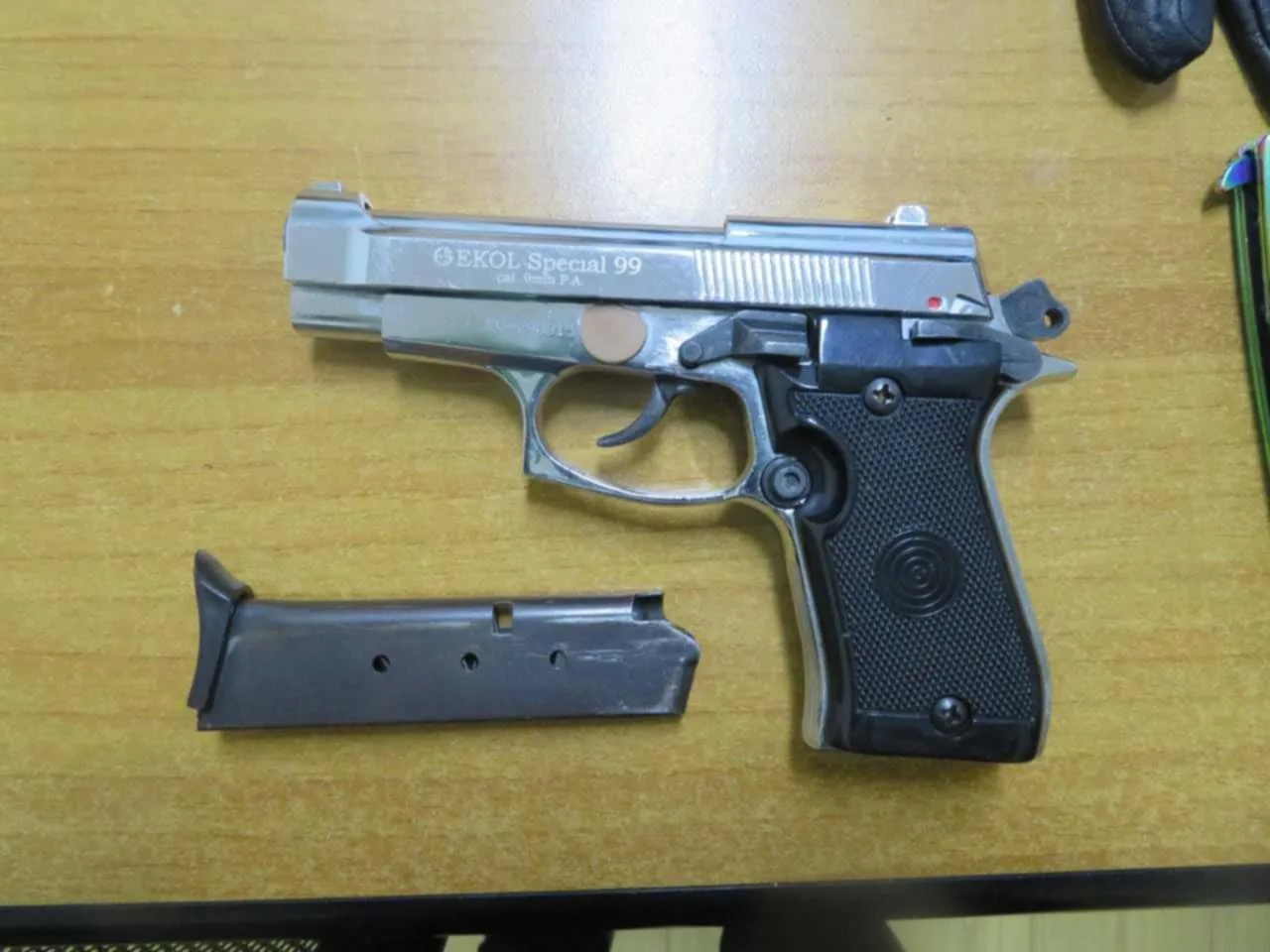 Arrestohet një person në Prizren, policia ia gjeti në brez pistoletë dhe gjëra tjera