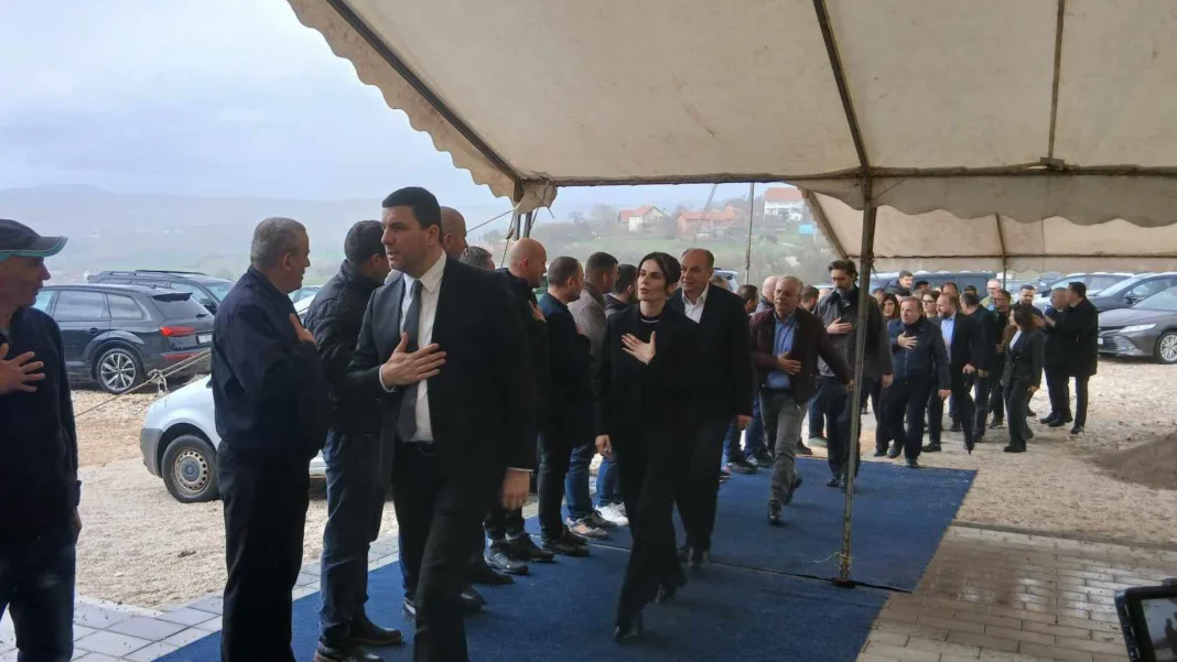Krasniqi me anëtarët e PDK-së në Burojë për ngushëllime: Dhimbja rritet për shkak të mungesës së Thaçit