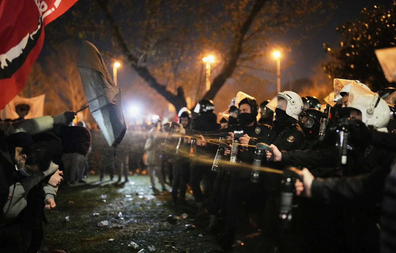 Edhe një natë protestash në Stamboll, policia përdor gaz lotsjellës e plumba gome