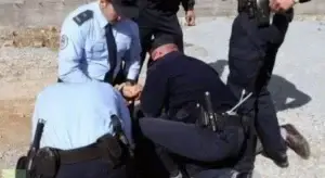 Tre të arrestuar për fajde në Prizren, njëri goditi me veturë 17-vjeçaren dhe policin gjatë arratisjes