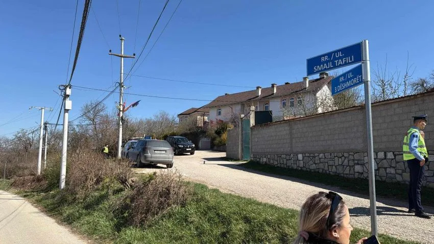 Hashim Thaçi arrin tek shtëpia e tij në Burojë për të qëndruar me familjen e ngushtë