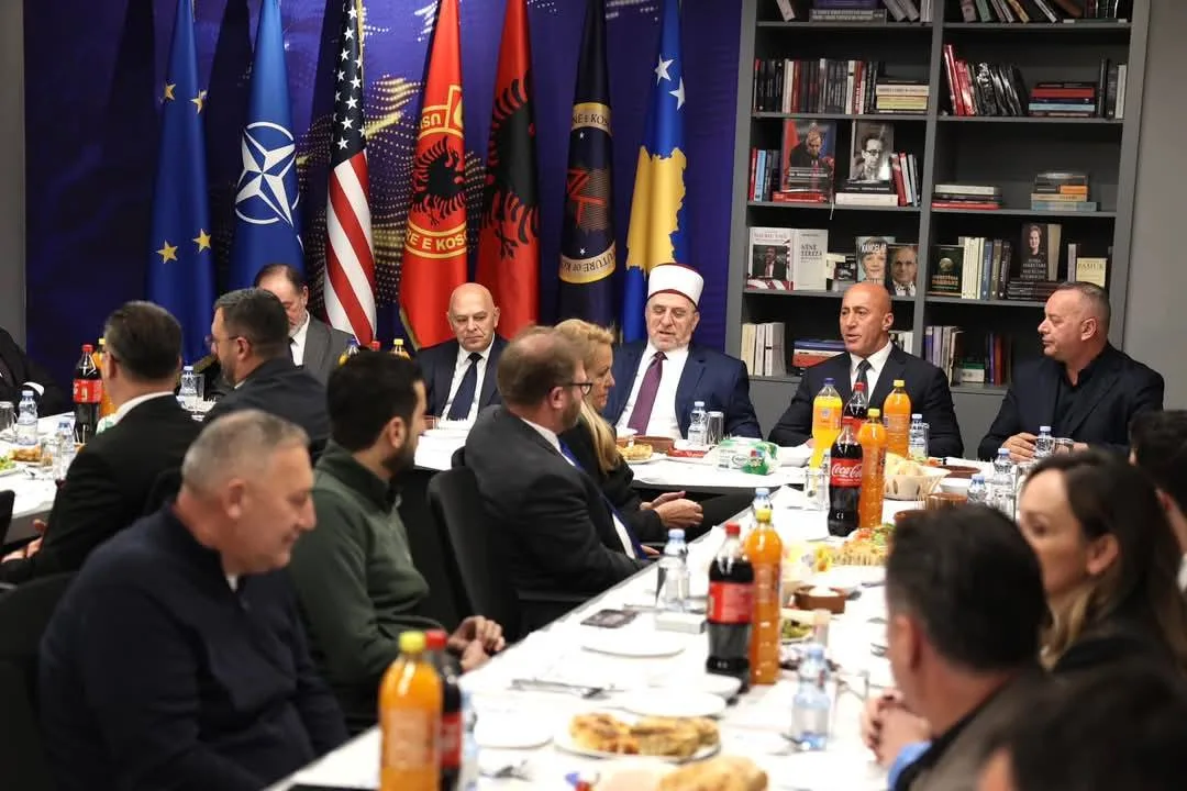 Ramush Haradinaj shtroi iftar për kryetarin e Bashkësisë Islame të Kosovës dhe bashkëpunëtorët e tij