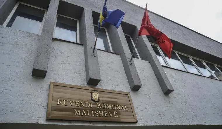 Komuna e Malishevës organizon ceremoni varrimi dhe nderimi meritor për tre martirë