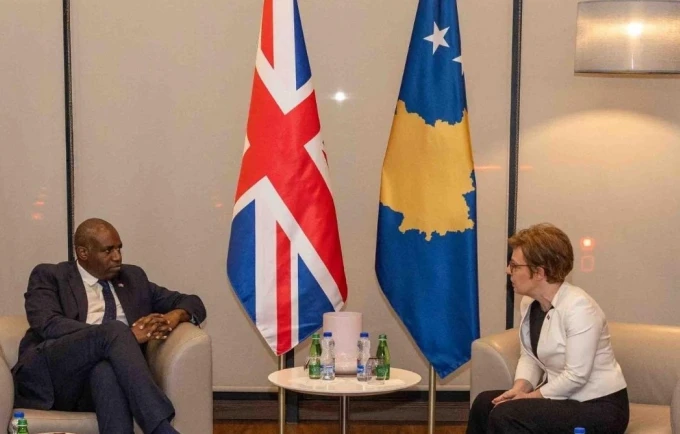 Sekretari i Jashtëm britanik mbërrin në Kosovë