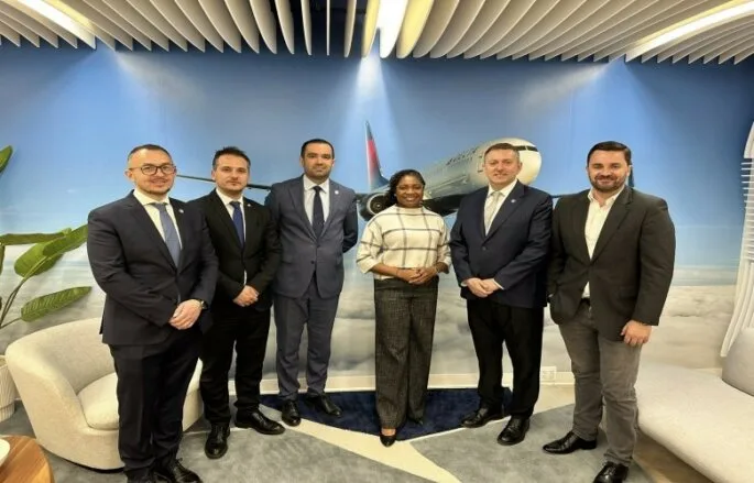 Diskutohet mundësia e fluturimit direkt Prishtinë-Nju Jork