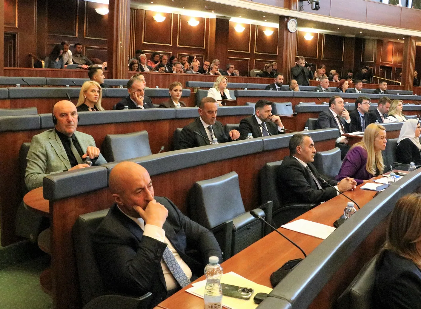 Adem Hoxha i bashkohet grupit parlamentar të AAK-së