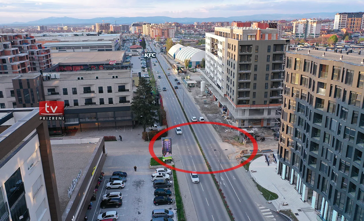 Fillojnë punimet për ndërtimin e rrethrrotullimit të ri në rrugën Tirana, pranë KFOR-it Turk