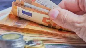 BQK: Kreditë bankare afrojnë 7 miliardë euro, qytetarët gjithnjë e më të zhytur në borxhe