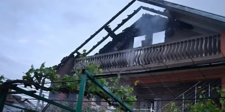 Përfshihet nga zjarri një shtëpi në Savrovë të Suharekës, nuk ka të lënduar