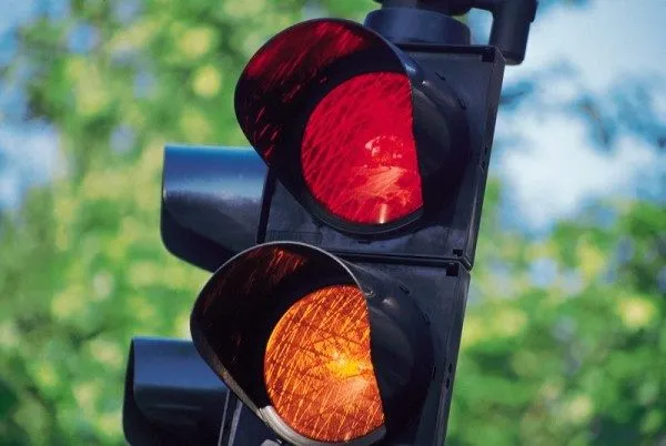 Në një rrugë të Prizrenit hynë në semafor të kuq 7 persona për vetëm 40 minuta