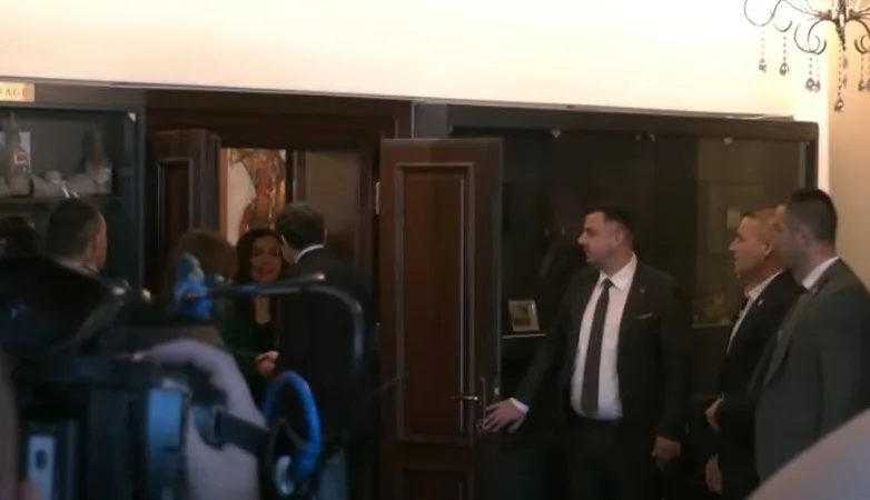Liderët e partive hyjnë në takim te presidentja Osmani