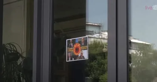 “Pa u çliru këta, nuk ka festë”, Në dyert e Kuvendit vendoset fotoja e Thaçit, Veselit, Krasniqit e Selimit