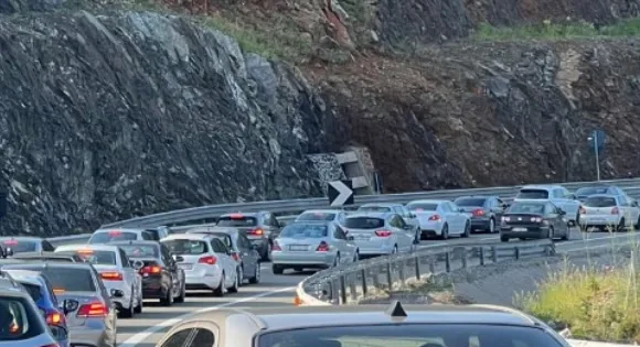 Ndeshja historike Shqipëri – Serbi, tifozët nga Kosova marshojnë në kolona drejt Tiranës