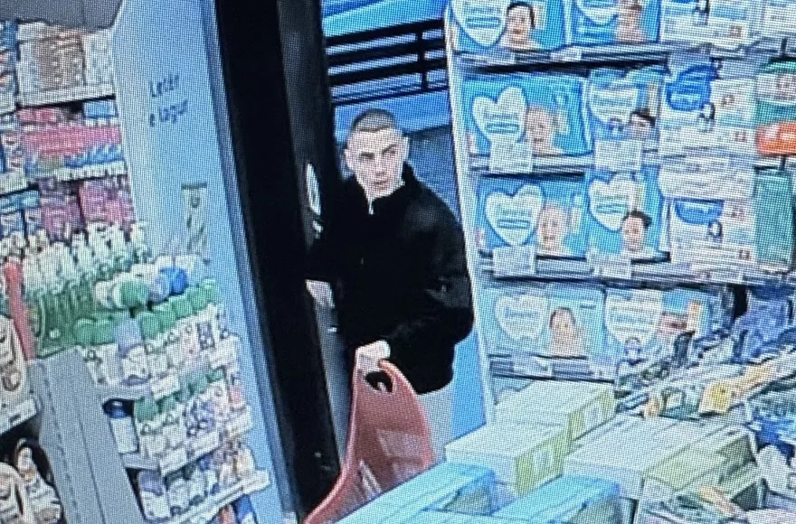 Policia kërkon ndihmë për identifikimin e një të dyshuari për vjedhje