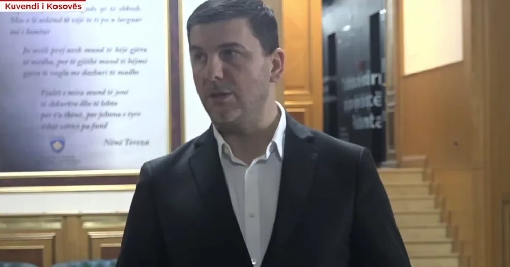 Krasniqi: Qasja e VV-së tregon papërgjegjësi dhe rrezikon demokracinë e Kosovës