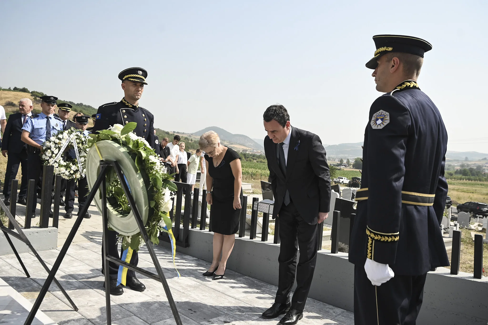 Kurti bëri homazhe pranë varrit të heroit të Kosovës, Afrim Bunjaku dhe vizitoi familjen Bunjaku