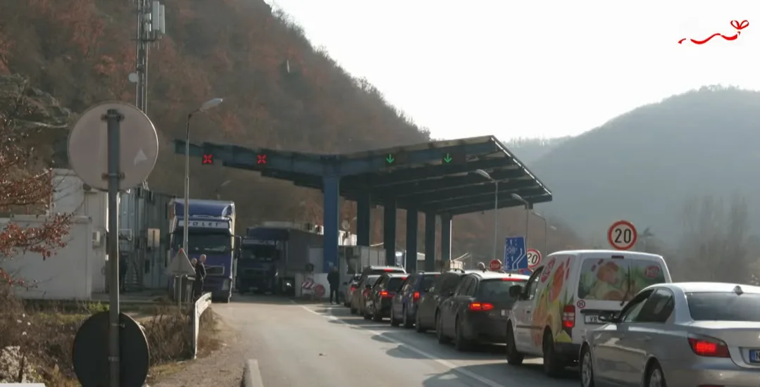 Rritet fluksi në pikat kufitare, një orë pritje te Dheu i Bardhë