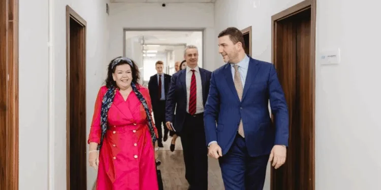 Krasniqi takon të Dërguarën e Mbretërisë së Bashkuar: Kriza institucionale po dëmton Kosovën