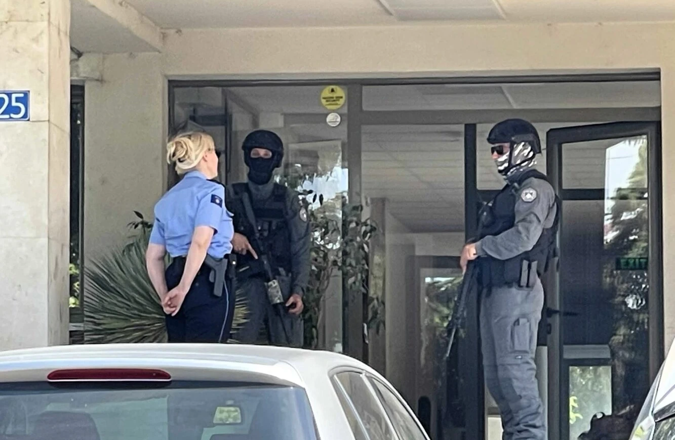Raportohet për bastisje në objektin e disa agjencive shtetërore