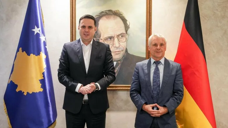 Abdixhiku pret ambasadorin gjerman, kërkon zgjidhje urgjente për ngërçin institucional