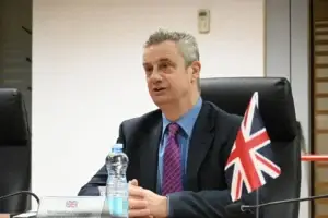 Britania paralajmëron Kosovën: Bllokada rrezikon mbështetjen ndërkombëtare