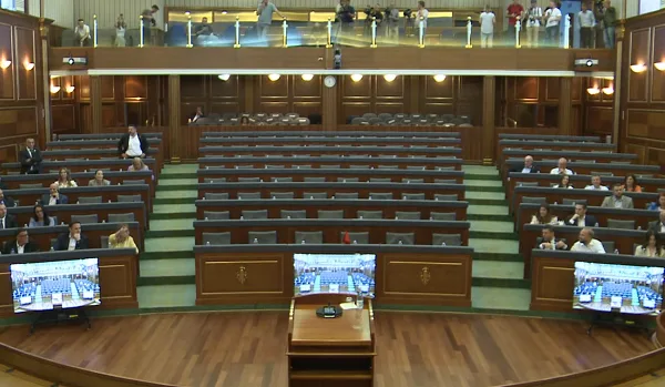Deputetët e PDK-së, LDK-së dhe AAK-së protestojnë në sallë pas dështimit të 41-të të seancës konstituive