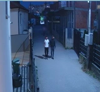 Policia kërkon ndihmë për identifikimin e dy të dyshuarve për vjedhje të rëndë