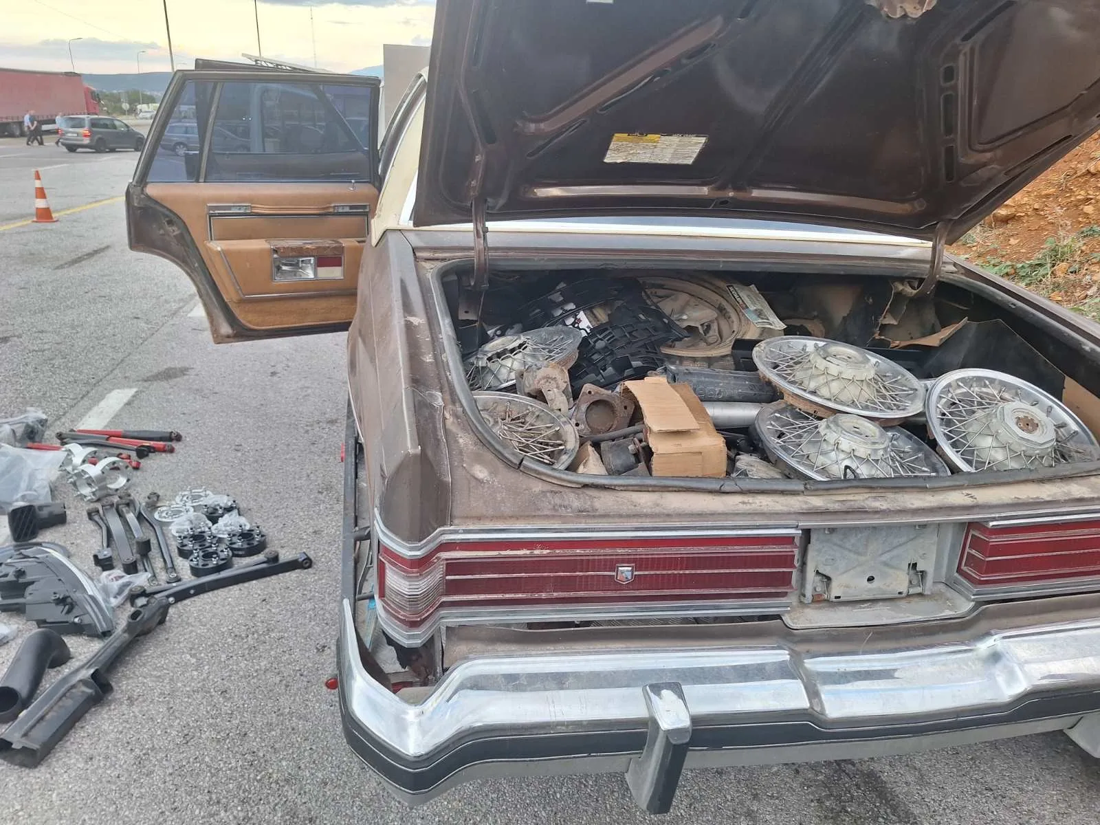 Mallra të padeklaruara në automjetin “Old Timer”, zbulohet kundërvajtje doganore në Vermicë